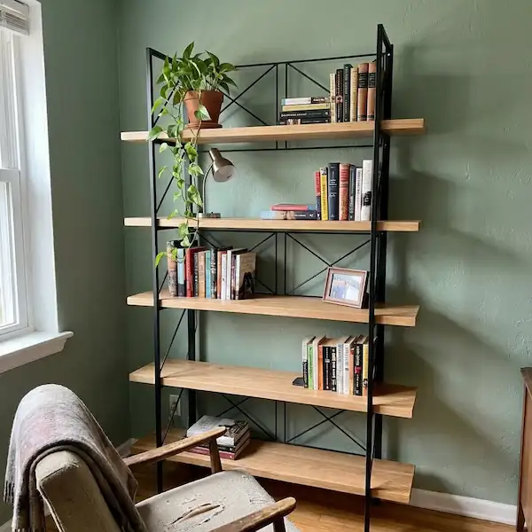 Libreria a parete in legno e metallo
